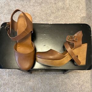 Women’s Universal Thread Cognac Clogs